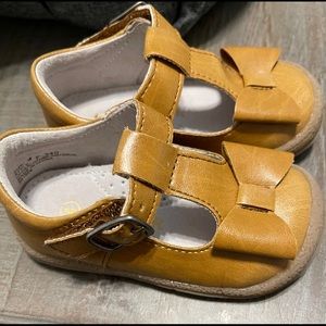 Size 4 toddler L’amour Mary janes camel colored